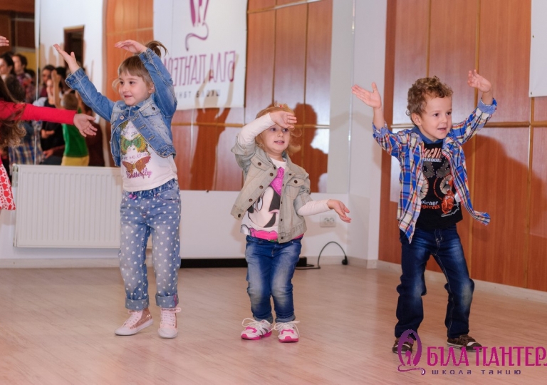 Виступ з танців для дітей